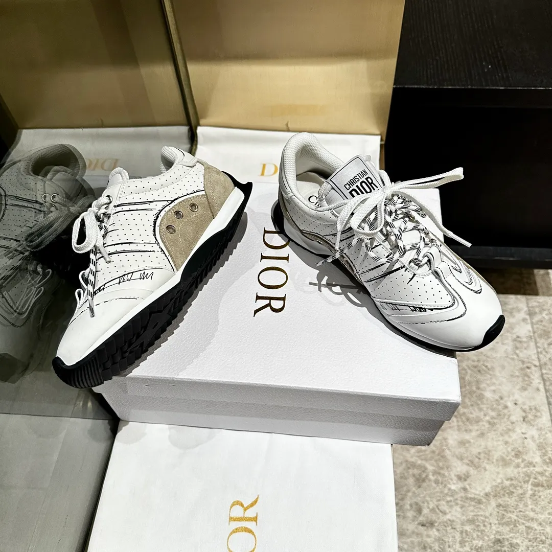 👟👟Ex-factory price 560👟👟 2025, new series, this Dior, C'est sneaker shows eye-catching and fashionable style. Carefully crafted, the 3D printed design of the upper is super fashionable, and the details also add a touch of elegance. The lightweight two-tone sole offers exceptional comfort and sporty style. Can add a stylish touch to any casual look. The tongue and sole are decorated with the Christian Paris logo, and the cowhide design is styled. Women's size 35-40